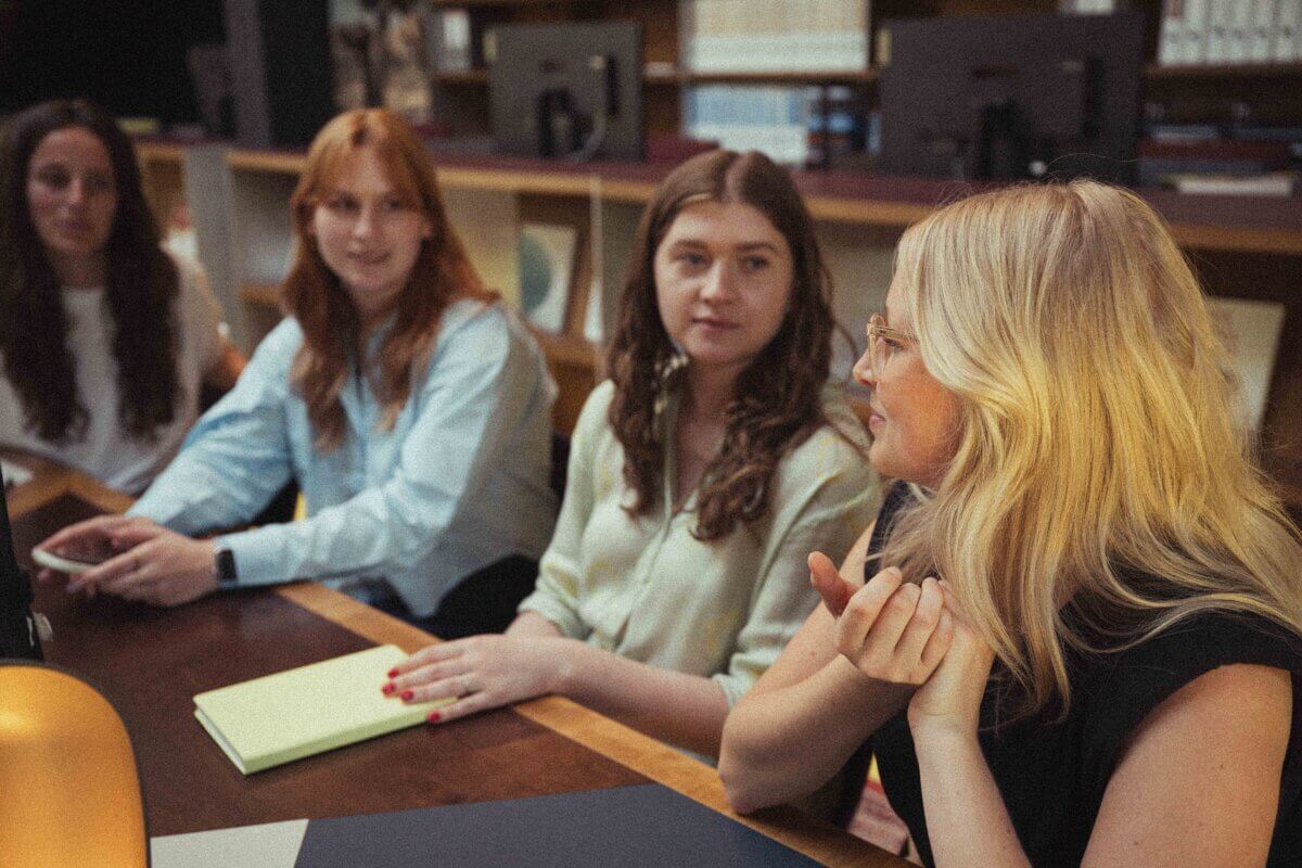 Performance en creative team werken samen aan rekruteringscampagnes
