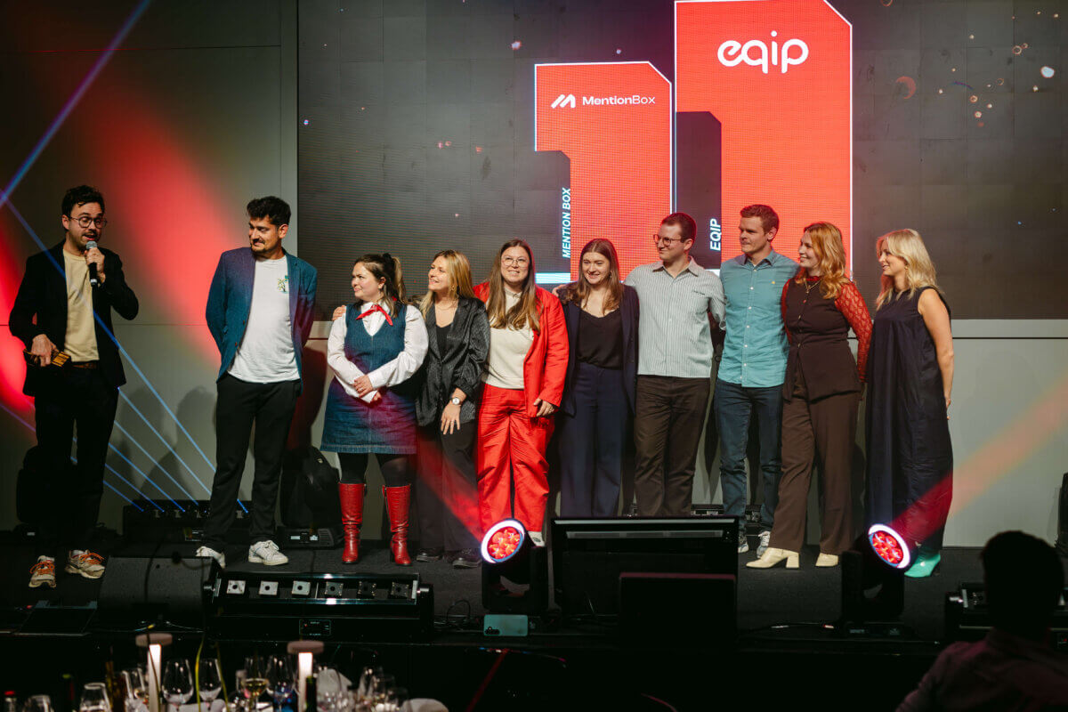 het eqip team op het podium van de Agency of the Year Award Show