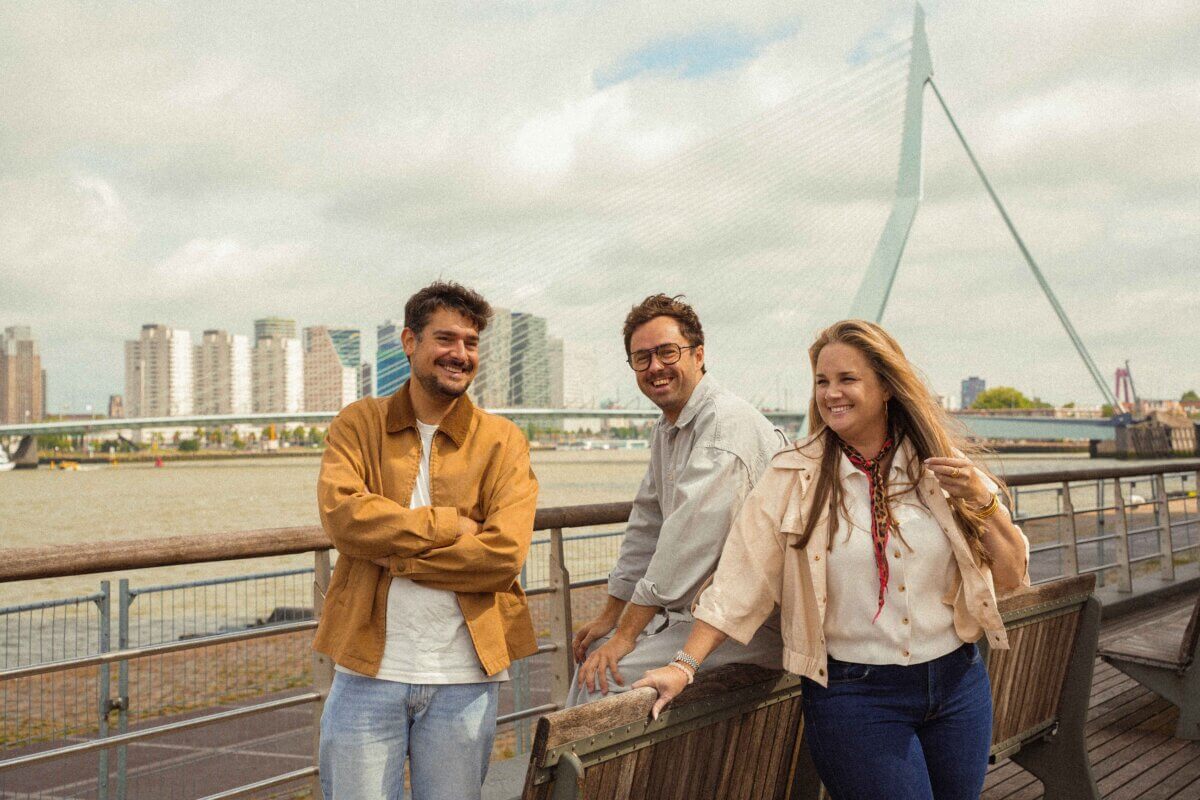 Arne en Dries, co-founders van eqip agency, met Marleen, accountmanager Nederland in Arnhem