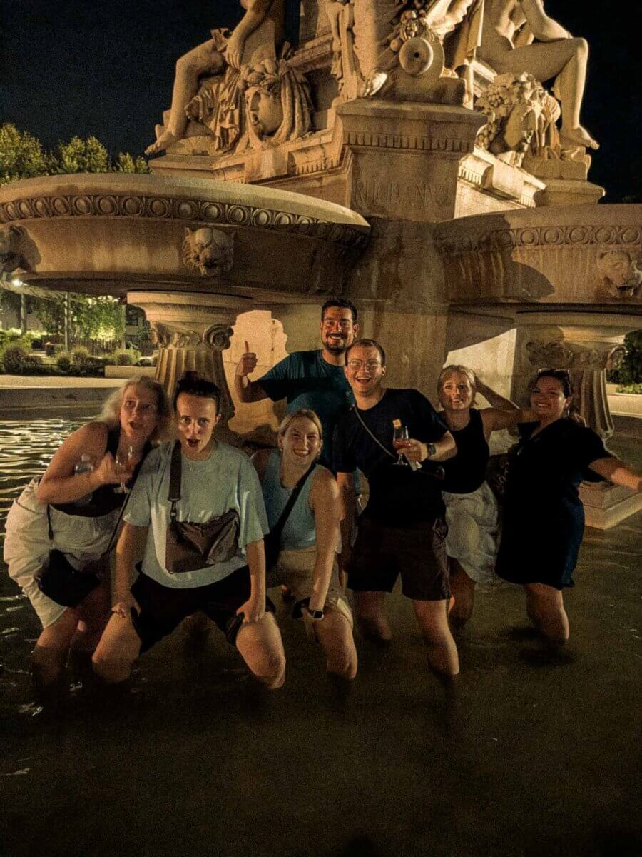 het eqip-team in een fontein in Nîmes tijdens workation